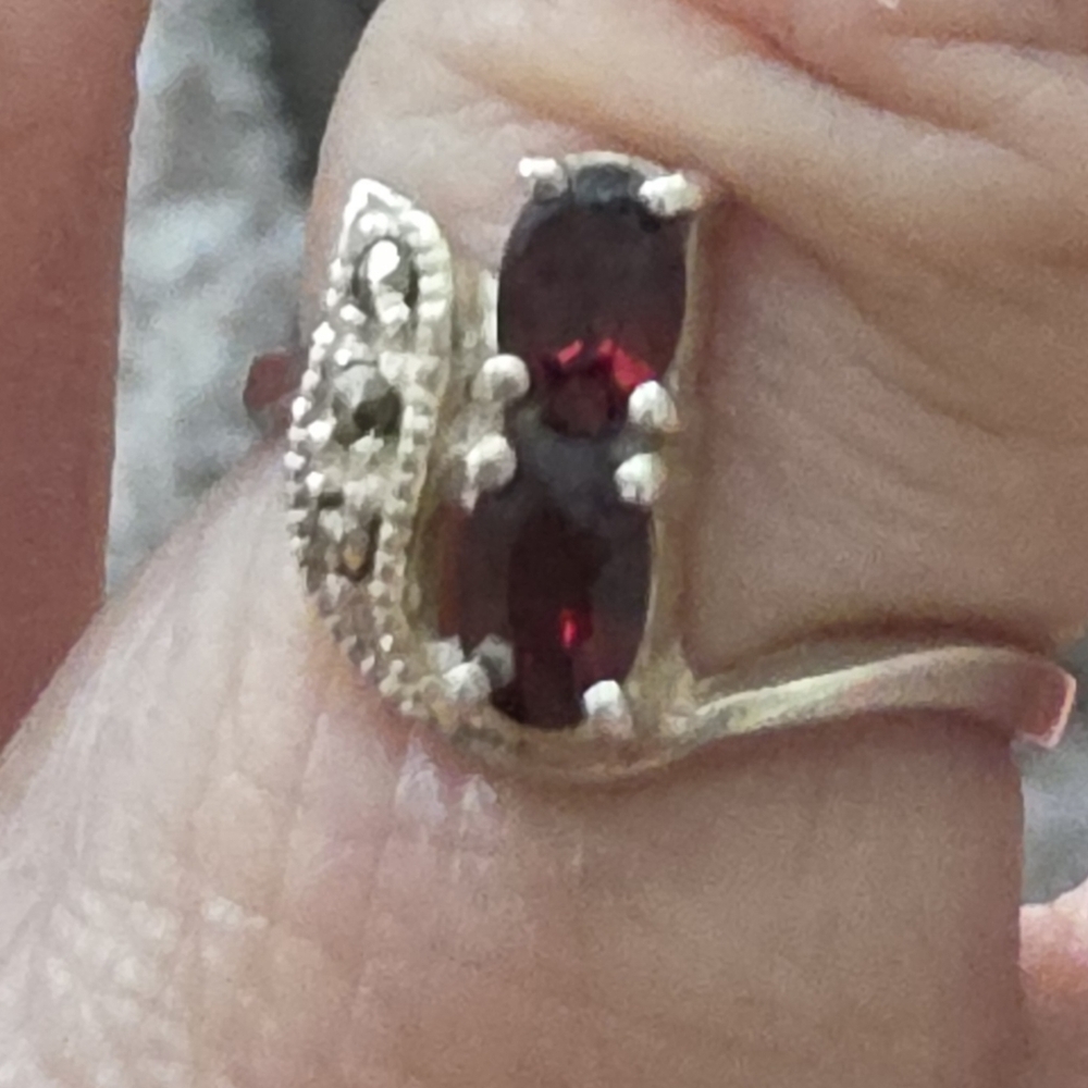 Vintage minimalist, sterling silver 925 garnet ladies ring 2.38 Grams size 5.5 - Picture 5 of 5
